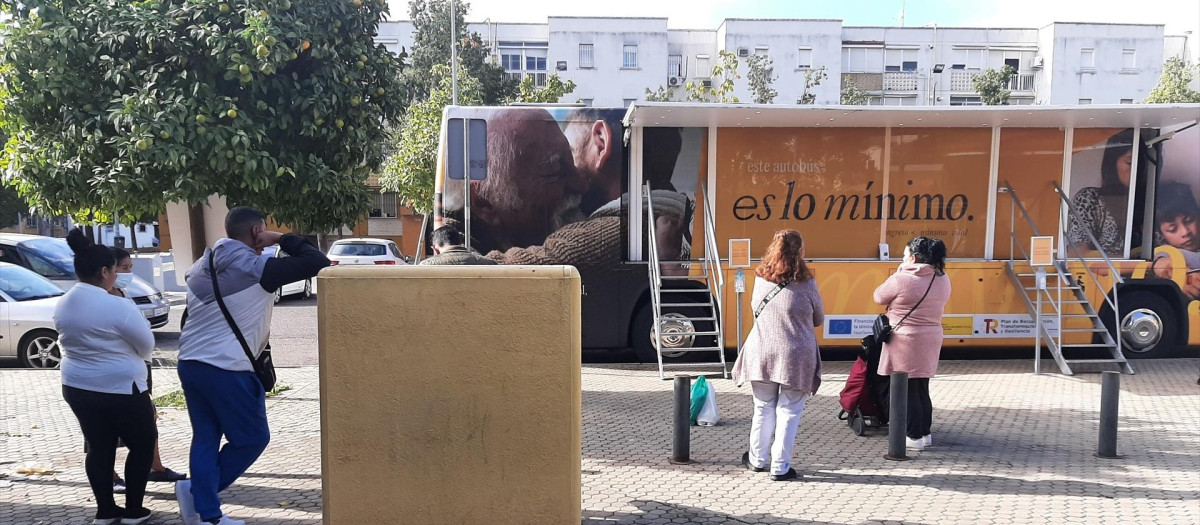 Autobús del IMV en Sevilla.

REMITIDA / HANDOUT por SUBDELEGACION DEL GOBIERNO EN SEVILLA
Fotografía remitida a medios de comunicación exclusivamente para ilustrar la noticia a la que hace referencia la imagen, y citando la procedencia de la imagen en la firma
10/11/2022