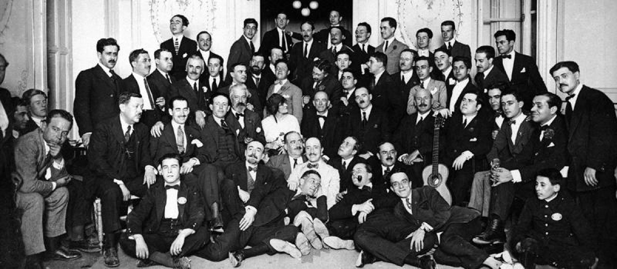 Foto grupal de la merienda de la Asociación de la Prensa de Granada a los asistentes al Concurso de Cante Jondo, ofrecida en el Casino de Granada en los días de concurso, que se celebró el 13 y el 14 de junio de 1922