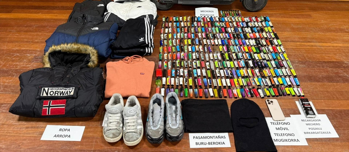 Material incautado al detenido en Irún

REMITIDA / HANDOUT por ERTZAINTZA
Fotografía remitida a medios de comunicación exclusivamente para ilustrar la noticia a la que hace referencia la imagen, y citando la procedencia de la imagen en la firma
18/3/2026