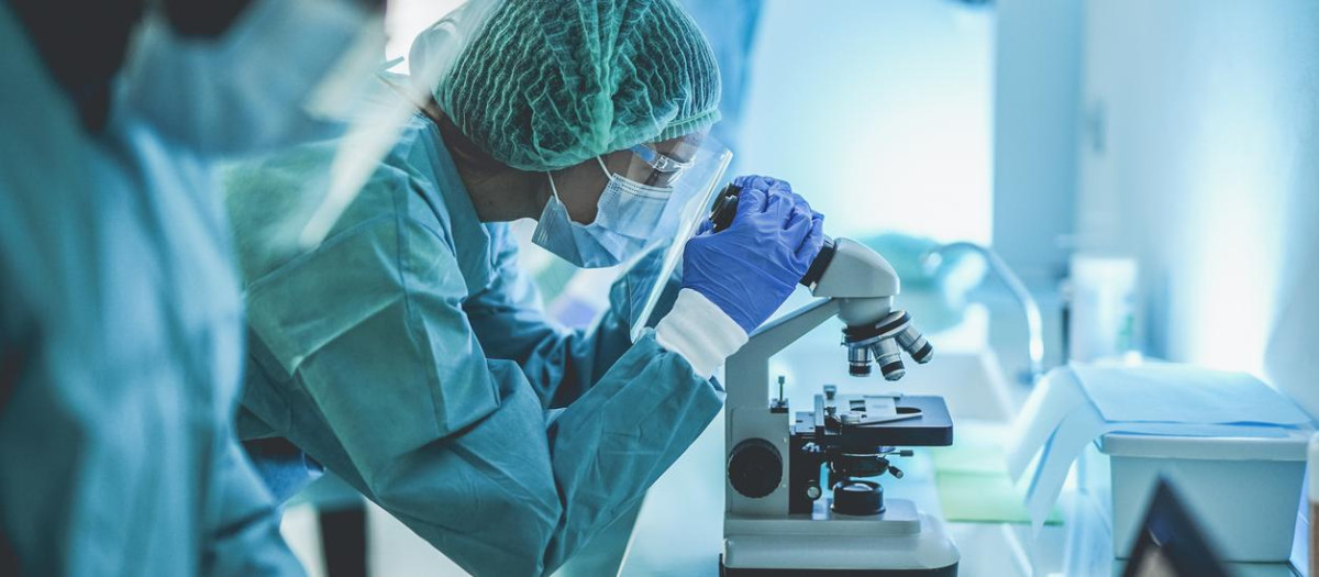 Científico trabajando en un laboratorio