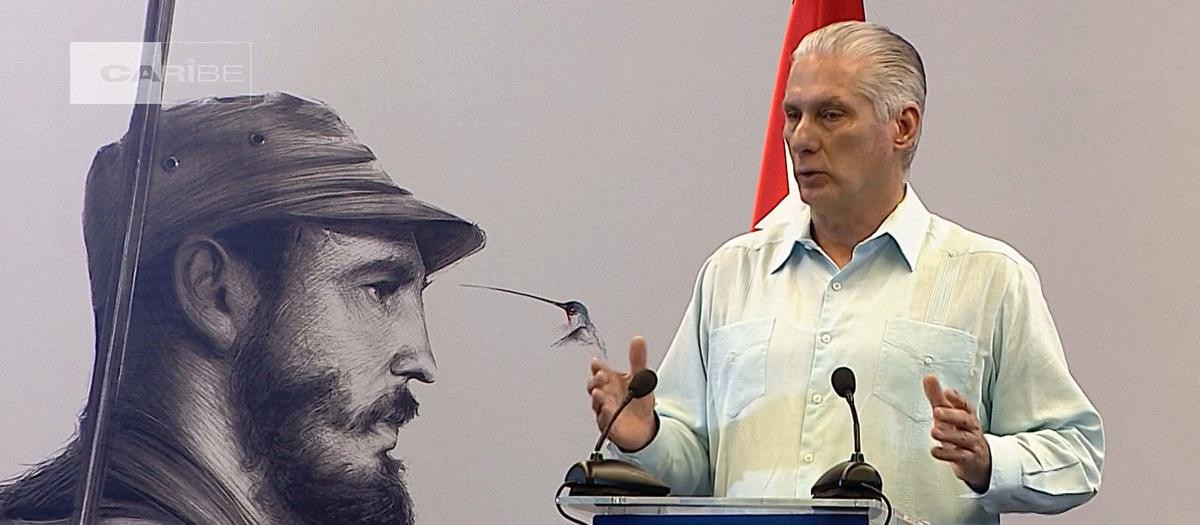 El presidente de Cuba, Miguel Díaz-Canel, hablando junto a una imagen del fallecido líder cubano Fidel Castro