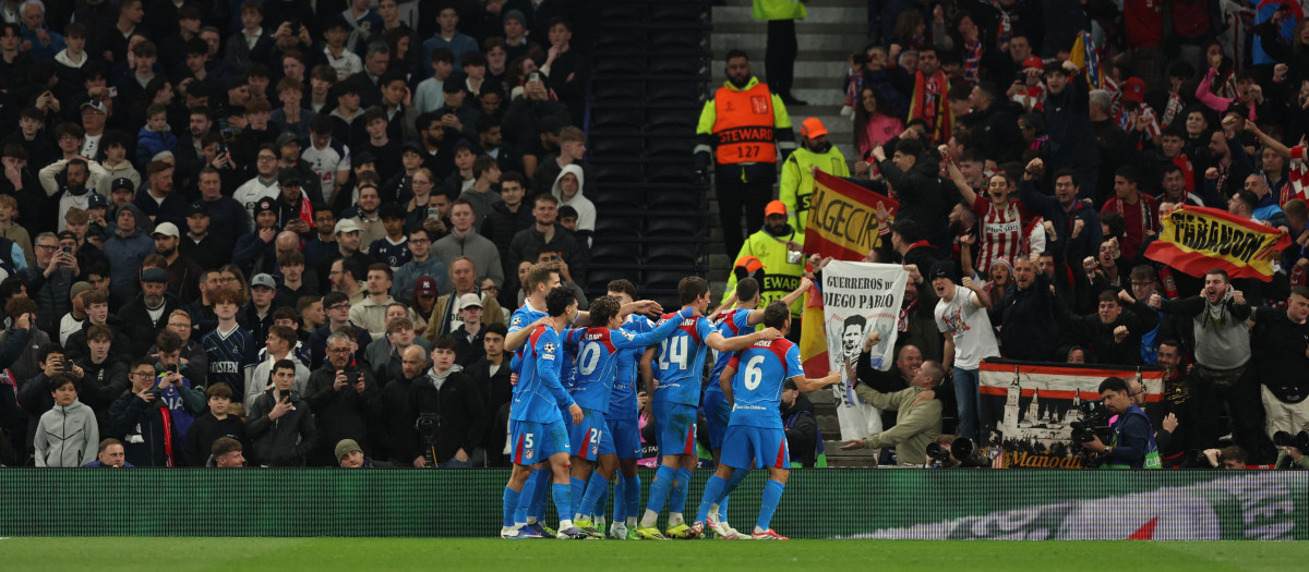 Los jugadores del Atlético de Madrid celebran el pase a cuartos de final