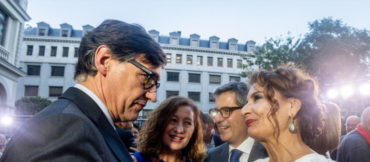 Salvador Illa charla con María Jesús Montero, en una imagen de archivo