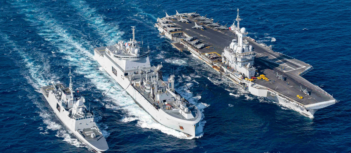 Las Fuerzas Navales Francesas reabastecen siete buques del grupo de combate del portaaviones Charles de Gaulle en un día