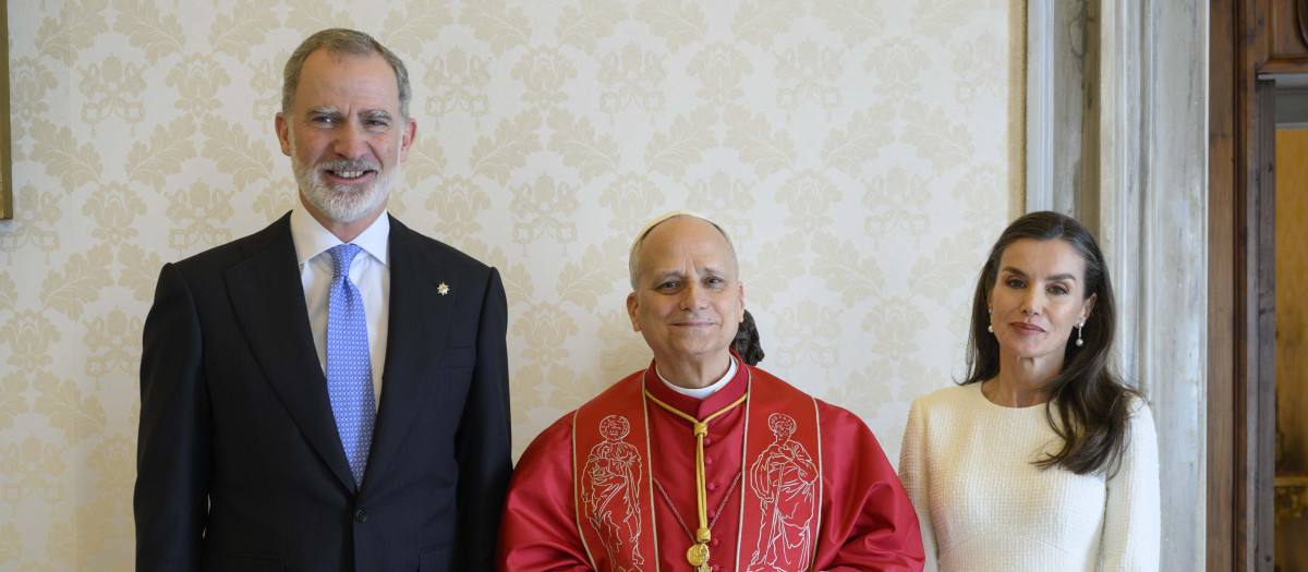 Los Reyes posan con el Papa para un foto de recuerdo de la audiencia