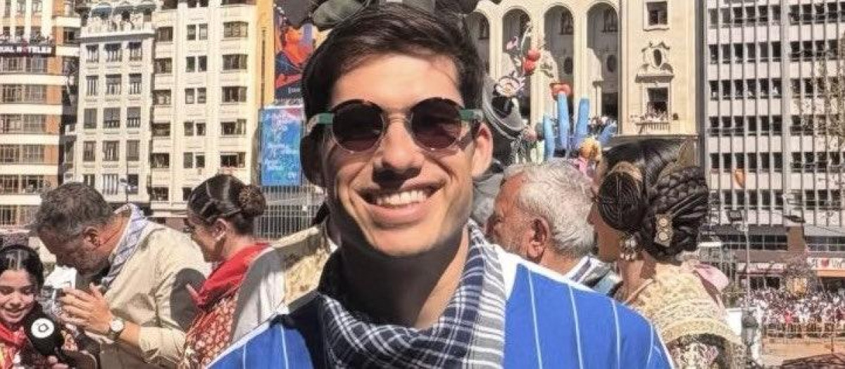 Imagen de Borja Sanjuán posando con la camiseta de la Reública Democrática Alemana en el balcón del Ayuntamiento de Valencia
