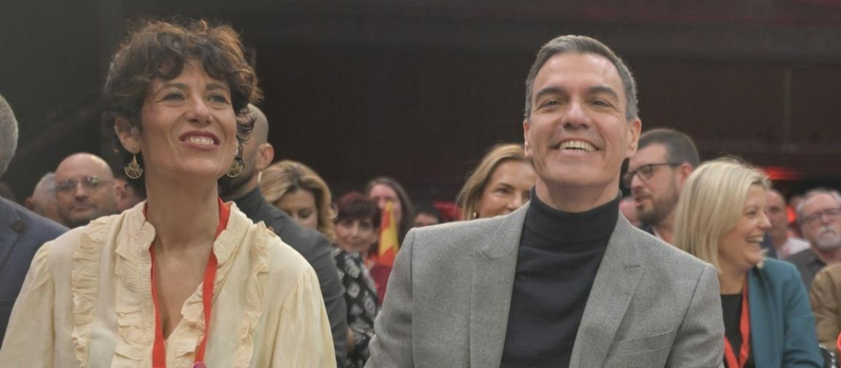 La ministra de Inclusión, Seguridad Social y Migraciones, Elma Saiz, el secretario general del PSOE y presidente del Gobierno, Pedro Sánchez