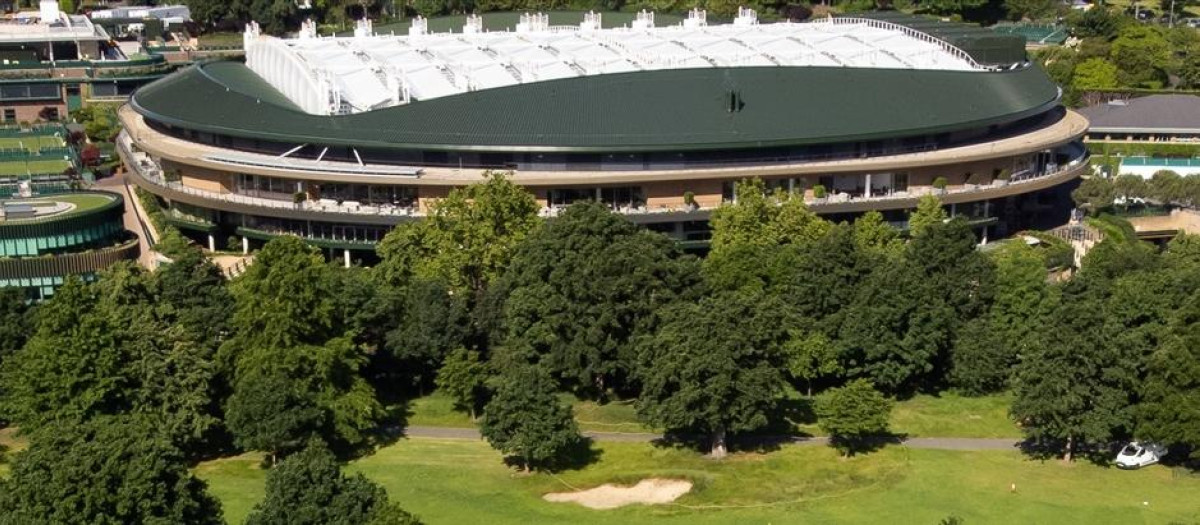 (Foto de ARCHIVO)
09 June 2022, United Kingdom, Wimbledon: Finn, 9 and Darcey, 8 from Wimbledon Junior Tennis Initiative play around a mosaic showing Tefy, a boy from Madagascar enjoying clean water. The Mosaic is created by the Wimbledon Foundation and WaterAid charity at Wimbledon Golf Course near No.1 Court. Photo: Aaron Chown/PA Wire/dpa

09/6/2022 ONLY FOR USE IN SPAIN