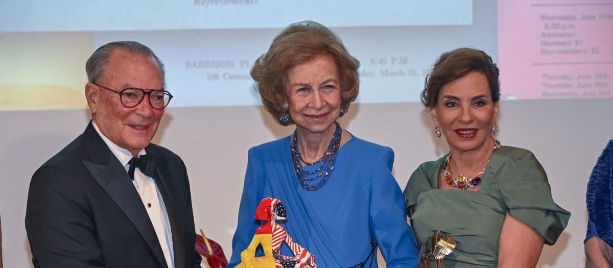USA9280. MIAMI (ESTADOS UNIDOS), 21/03/2026.- La reina Sofía de España (c) entrega el Premio a la Excelencia a los empresarios y humanitarios dominicanos Frank y Haydée Rainieri, durante la ceremonia de entrega de los Premios Sofía a la Excelencia este sábado, en el Pérez Art Museum Miami (PAMM) en Miami (EE.UU). La reina Sofía de España presidió la entrega de los premios, en los que fueron distinguidas dos parejas de empresarios latinos, durante una jornada en la que también visitó las instalaciones del Masters 1000 de Miami, donde saludó a los tenistas españoles Carlos Alcaraz y Rafael Jódar. EFE/Giorgio Viera
