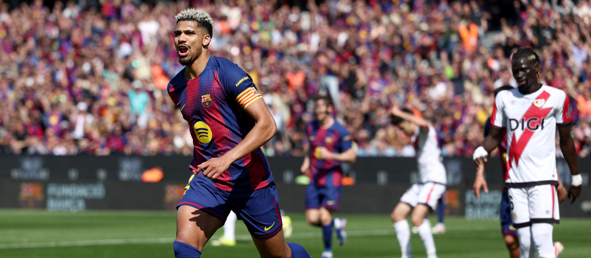 Ronald Araujo celebra el gol ante el Rayo Vallecano
