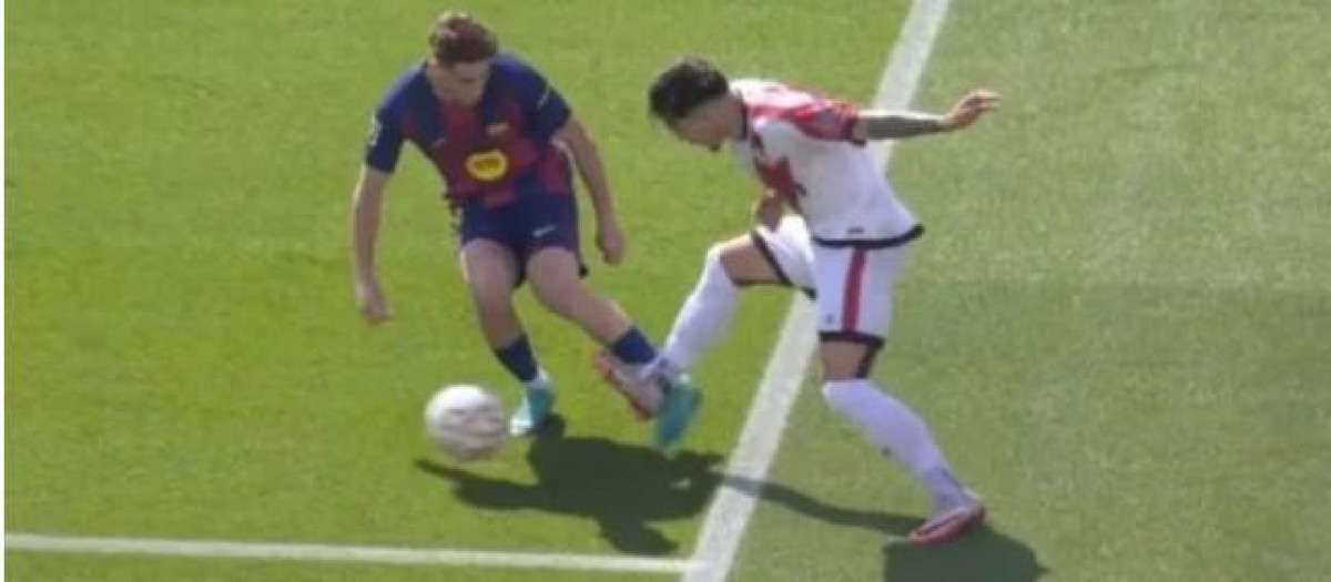 Captura de pantalla del penalti de Fermín López sobre Andrei Ratiu que reclamó el Rayo Vallecano