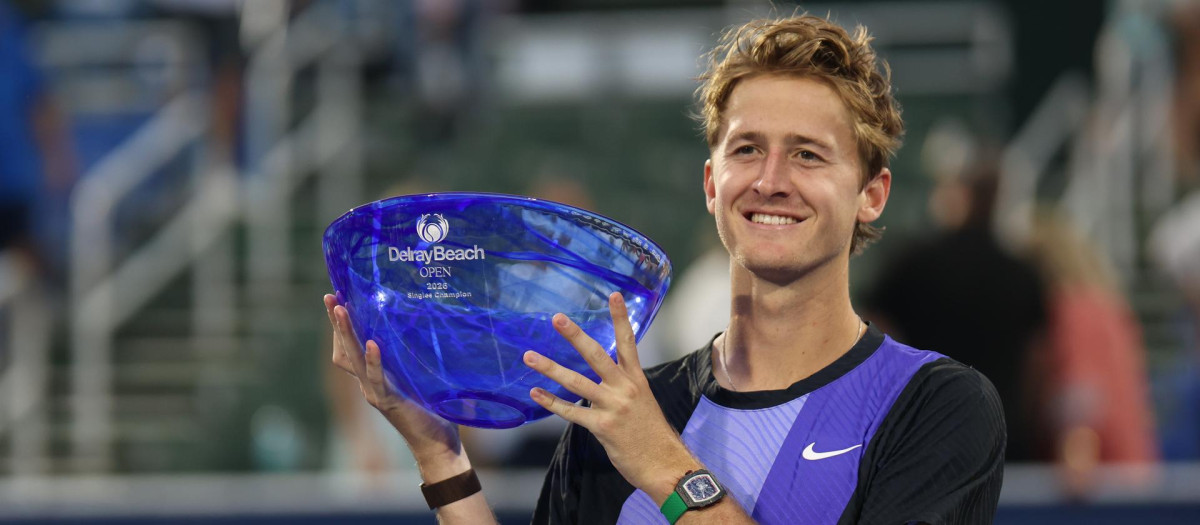 Sebastian Korda posa con el trofeo de campeón del ATP 250 de Delray Beach