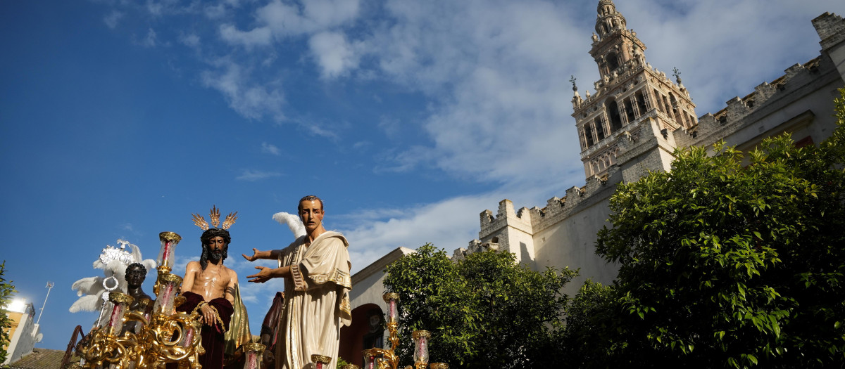 El misterio de la Hermandad de San Benito, a los pies de la Giralda