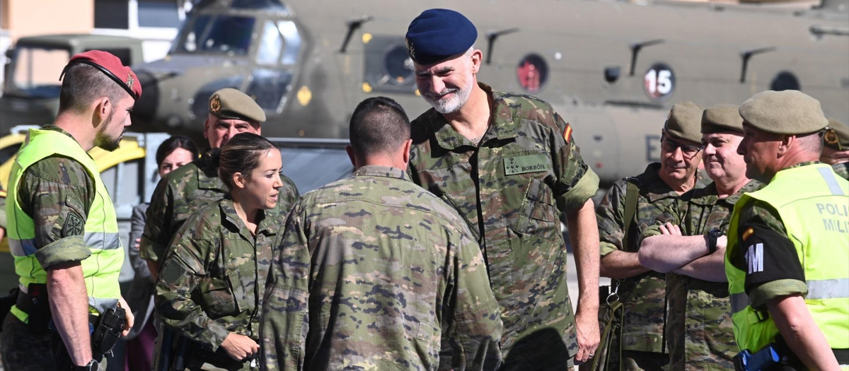 El Rey Felipe VI en la Academia de Logística (ACLOG) del Ejército de Tierra en Calatayud, Zaragoza (España). Esta academia tiene como misión formar a los especialistas en materias técnicas y logísticas, y actúa como referente en esas enseñanzas dentro del Ejército español.

Ramón Comet / Europa Press
08 OCTUBRE 2025;EJÉRCITO;ACADEMIA MILITAR
08/10/2025