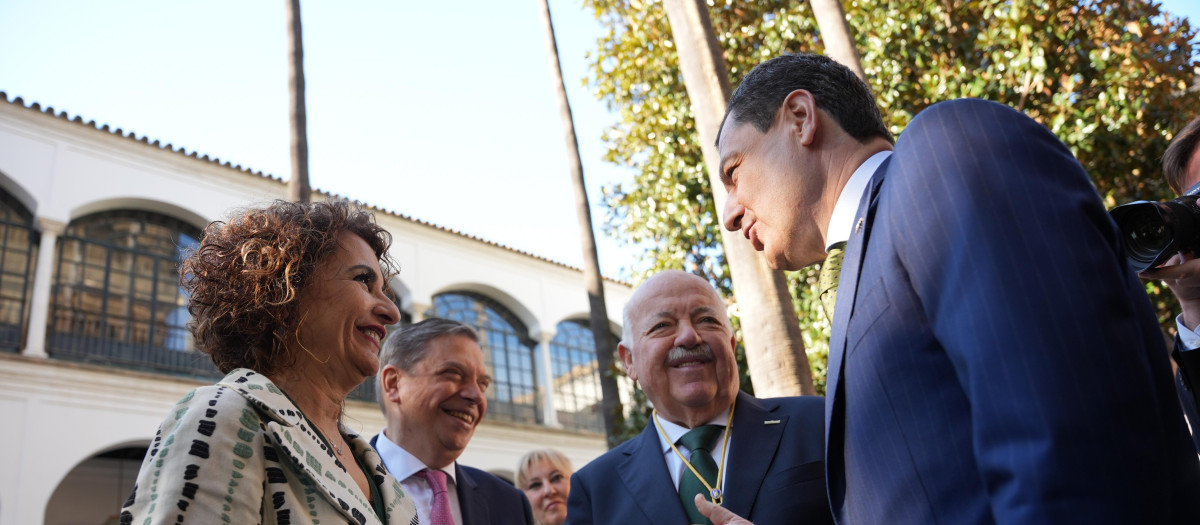 Encuentro entre María Jesús Montero y Juanma Moreno en el Parlamento el pasado Día de Andalucía