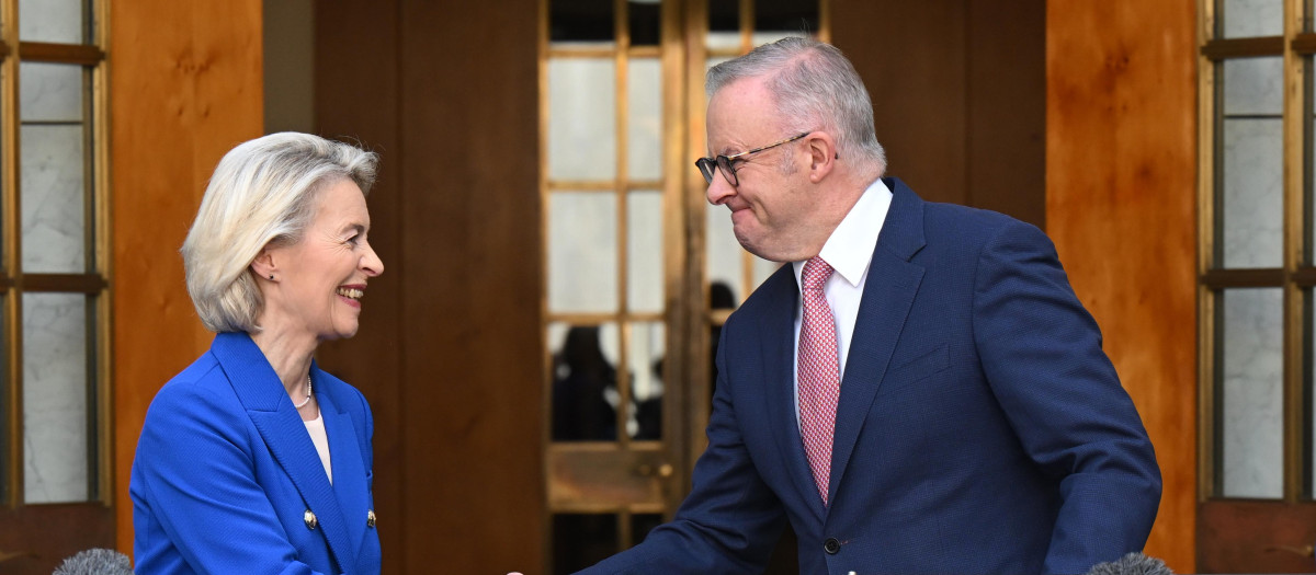 CANBERRA (Australia), 24/03/2026.- Australian Prime Minister Anthony Albanese and President of the European Commission Ursula von der Leyen shake hands as they speak to the media during a press conference at Parliament Hous in Canberra, Australia, 24 March 2026. EFE/EPA/LUKAS COCH AUSTRALIA AND NEW ZEALAND OUT