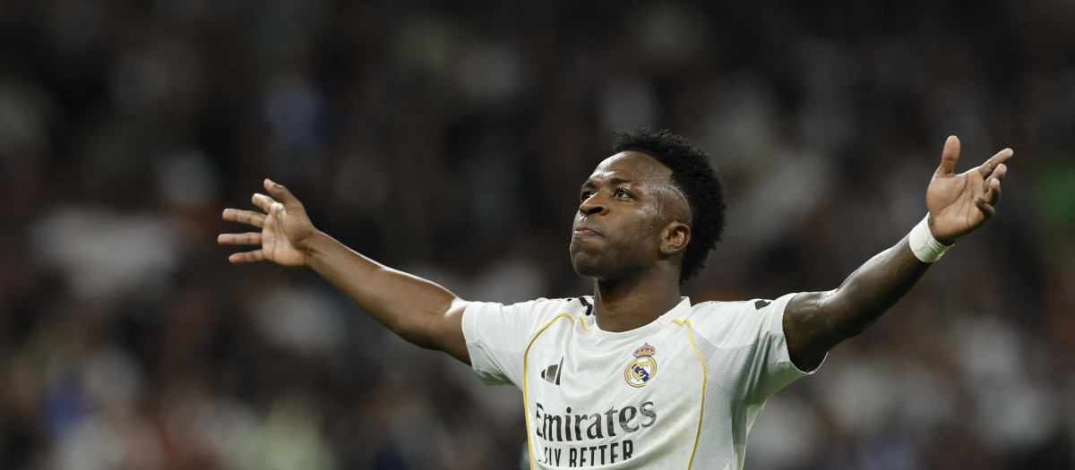 Vinicius Junior celebra uno de los goles marcados en el derbi ante el Atlético de Madrid
