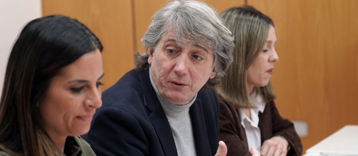 El secretario general del PSOECyL, Carlos Martínez, se reúne con colectivos feministas de Castilla y León