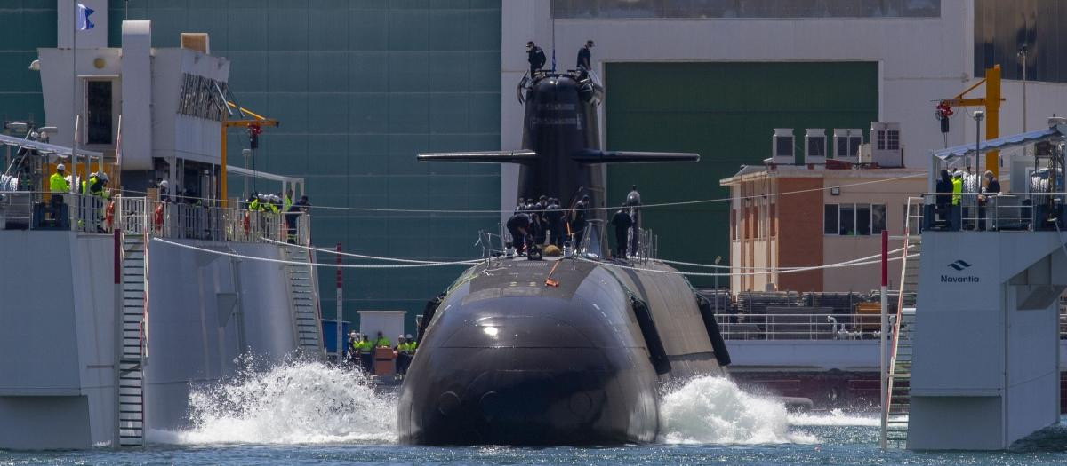 El S-82 Narciso Monturiol arranca por primera vez sus motores diésel en el astillero de Cartagena