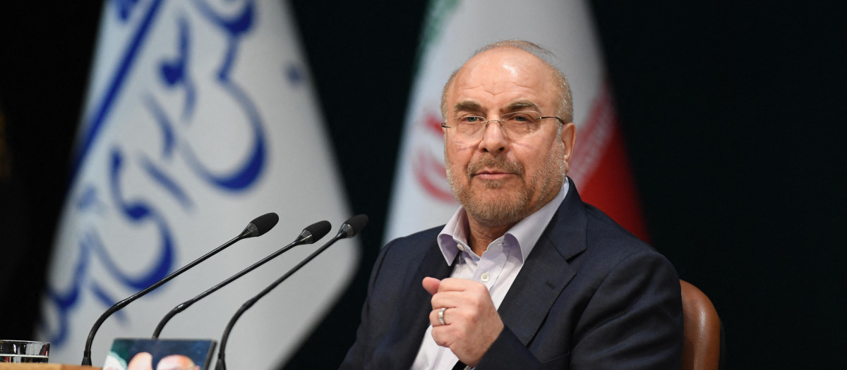 El presidente del Parlamento iraní, Mohammad Baqer Qalibaf, responde a una pregunta en una conferencia de prensa en Teherán, Irán