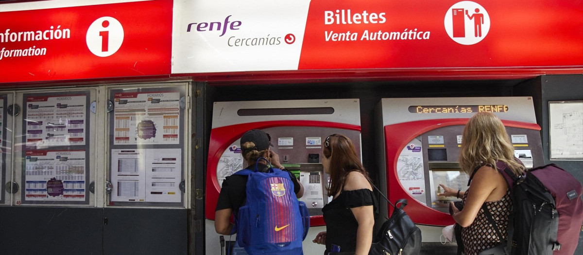 (Foto de ARCHIVO)
Varias personas en una máquina de venta de billetes en la estación Madrid-Atocha Cercanías, a 8 de agosto de 2022, en Madrid (España). Renfe abre hoy el registro en su web para que los clientes puedan solicitar el abono gratuito, que comenzará a funcionar a partir del 24 de agosto para los trenes de Cercanías, Rodalies y Media Distancia. Este registro es necesario para que los viajeros frecuentes o recurrentes de estos servicios puedan adquirir su nuevo abono, bonificado al 100%. El registro estará abierto a través de la propia web de Renfe y del conjunto de sus aplicaciones.

Jesús Hellín / Europa Press
08 AGOSTO 2022;MADRID;ESTACIÓN ATOCHA CERCANÍAS;RENFE;ABONO;GRATIS
08/8/2022