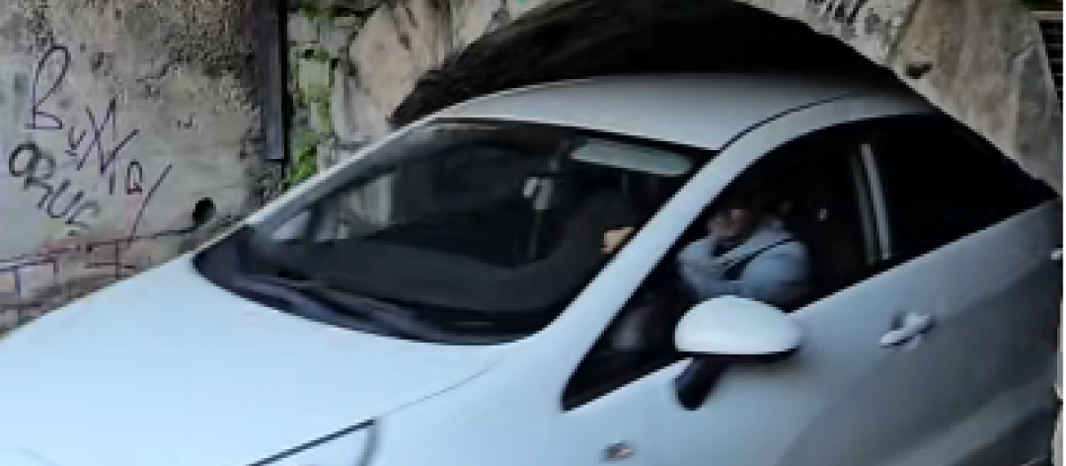 Imagen de un coche pasando por debajo