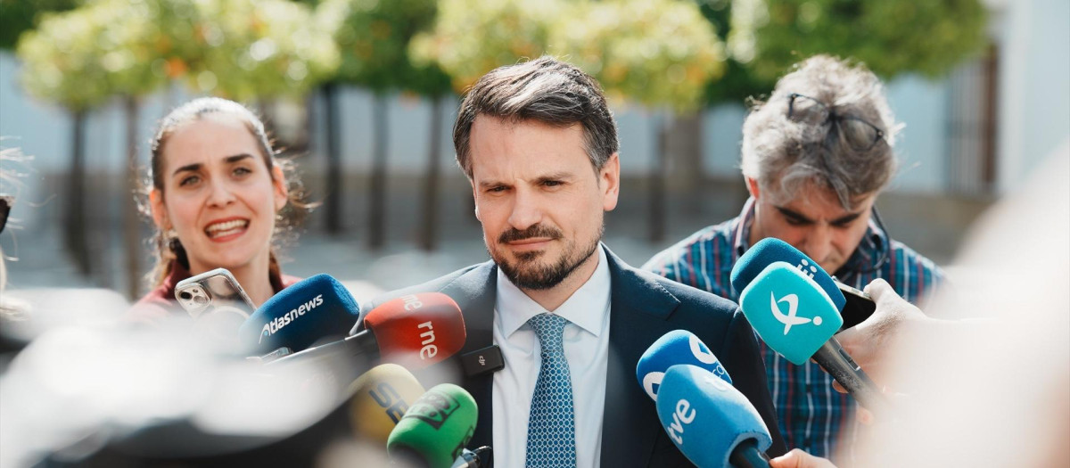 El secretario general del PP de Extremadura, Abel Bautista, atiende a los medios