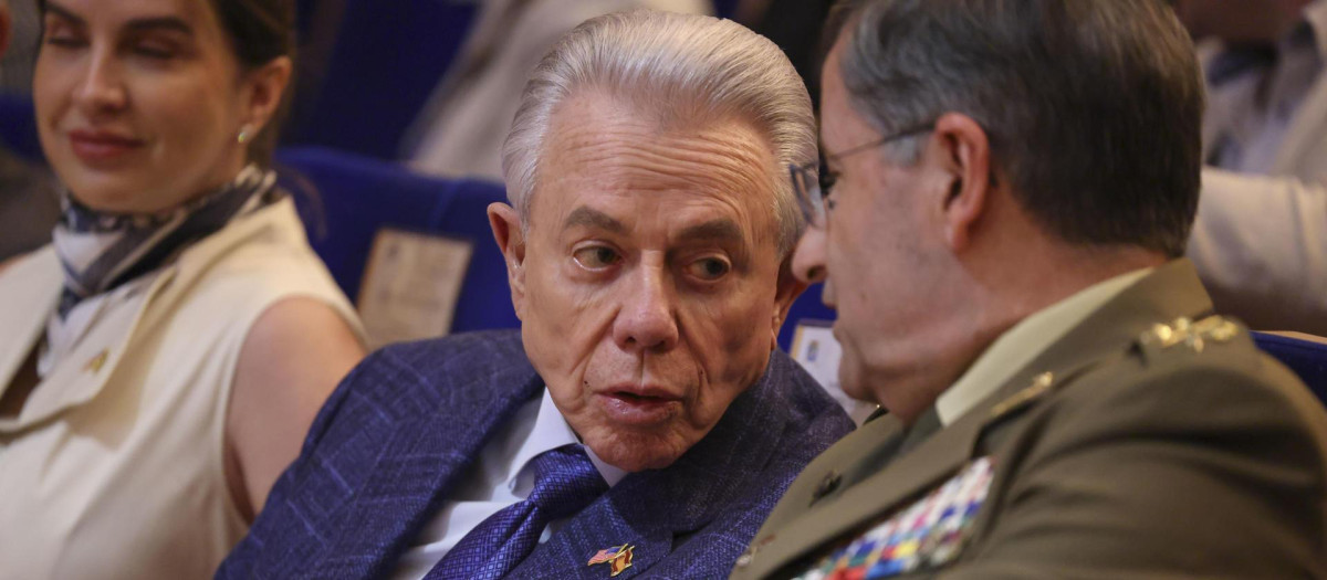 El jefe de Estado Mayor del Ejército de Tierra (JEME), el general Amador Enseñat y Berea, conversa con el embajador de Estados Unidos en España, Benjamín León