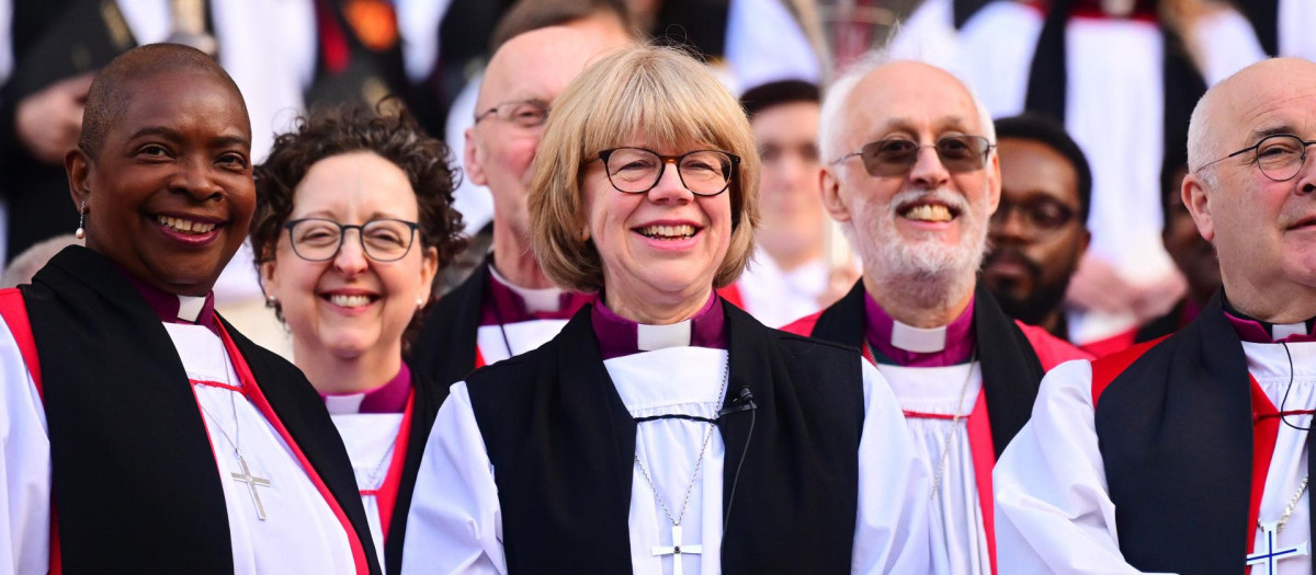La ceremonia de confirmación de la elección de la 106.ª arzobispa de Canterbury, la Muy Reverenda y Muy Honorable Dame Sarah Mullally, se celebra en la catedral de San Pablo. 

This is the service at which the Archbishop-Elect will legally become the Archbishop of Canterbury. Bishop Sarah was elected by the College of Canons of Canterbury Cathedral on 25 November 2025. The Confirmation of that election is a legal process which takes place within an act of worship. It will be followed by an Installation service at Canterbury Cathedral on 25th March that will mark the start of Archbishop Sarah's public ministry. 

Dame Sarah Mullally has officially taken up the post as Archbishop of Canterbury in a service in St Paul's Cathedral, making her the first woman to serve as top minister of the Anglican Church. The service was interrupted by a heckler but by that stage there could be no disagreements and the process, as set out by the act of 1533, had been met and would proceed.
Confirmation of Election for the Archbishop of Canterbury, St Pauls Cathedral, London, UK - 28 Jan 2026
The Confirmation of Election for the 106th Archbishop of Canterbury, The Rt Revd and Rt Hon Dame Sarah Mullally, will be held at St Paul's Cathedral. This is the service at which the Archbishop-Elect will legally become the Archbishop of Canterbury. Bishop Sarah was elected by the College of Canons of Canterbury Cathedral on 25 November 2025. The Confirmation of that election is a legal process which takes place within an act of worship. It will be followed by an Installation service at Canterbury Cathedral on 25th March that will mark the start of Archbishop Sarah's public ministry. *** Local Caption *** .