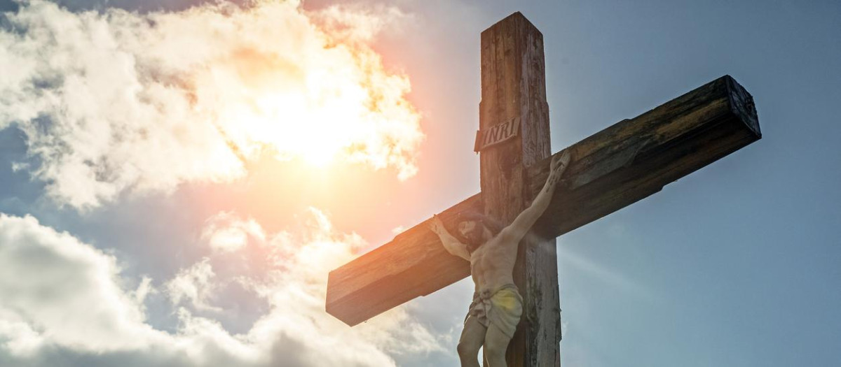 Crucifixión de Cristo sobre el fondo del cielo