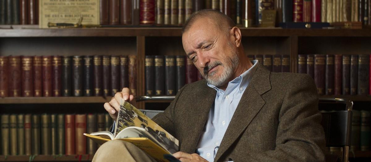 Pérez Reverte en su biblioteca