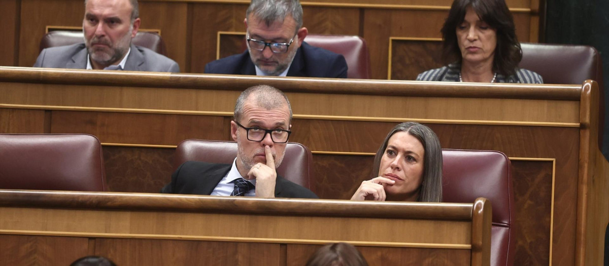 La portavoz de Junts en el Congreso, Miriam Nogueras, y el diputado de Junts Josep María Cruset, durante una sesión de control