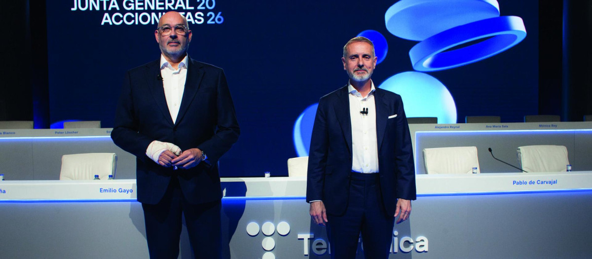 El presidente de Telefónica, en la imagen con el consejero delegado, ha mostrado un look acorde con la modernización de la compañía