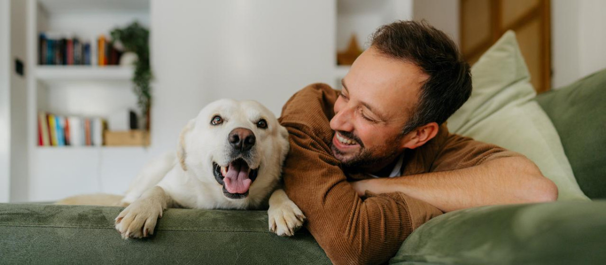 Imagen de un hombre con su mascota
