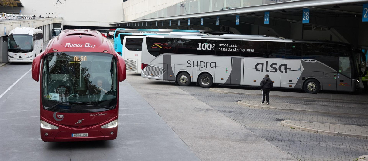 Varios autobuses en la estación de autobuses de Méndez Álvaro.