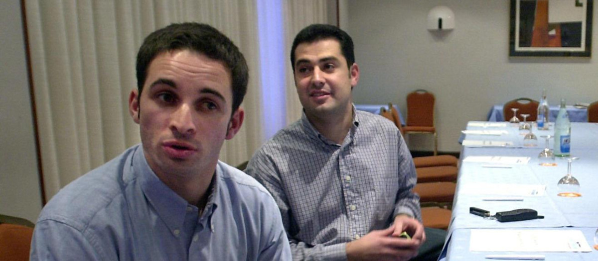 VIT.05 Vitoria-Gasteiz 02/dic/00.- El presidente nacional de Nuevas Generaciones del PP, Juan Manuel Moreno (d), y de esta organización en el País Vasco, Santiago Abascal (i), han presidido hoy en Vitoria la reunión que ha celebrado la comisión permanente de las juventudes del PP para preparar el homenaje a la Constitución que celebran mañana en la capital vasca. EFE/David Aguilar (da)