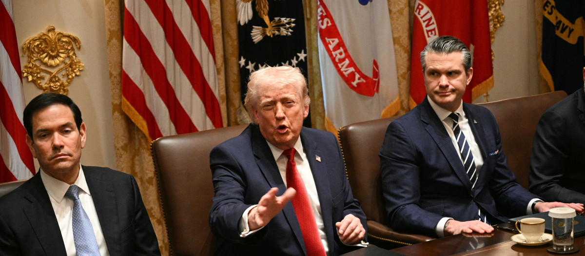 El presidente de EE.UU. Donald Trump junto a Marco Rubio y Pete Hegseth en la Casa Blanca