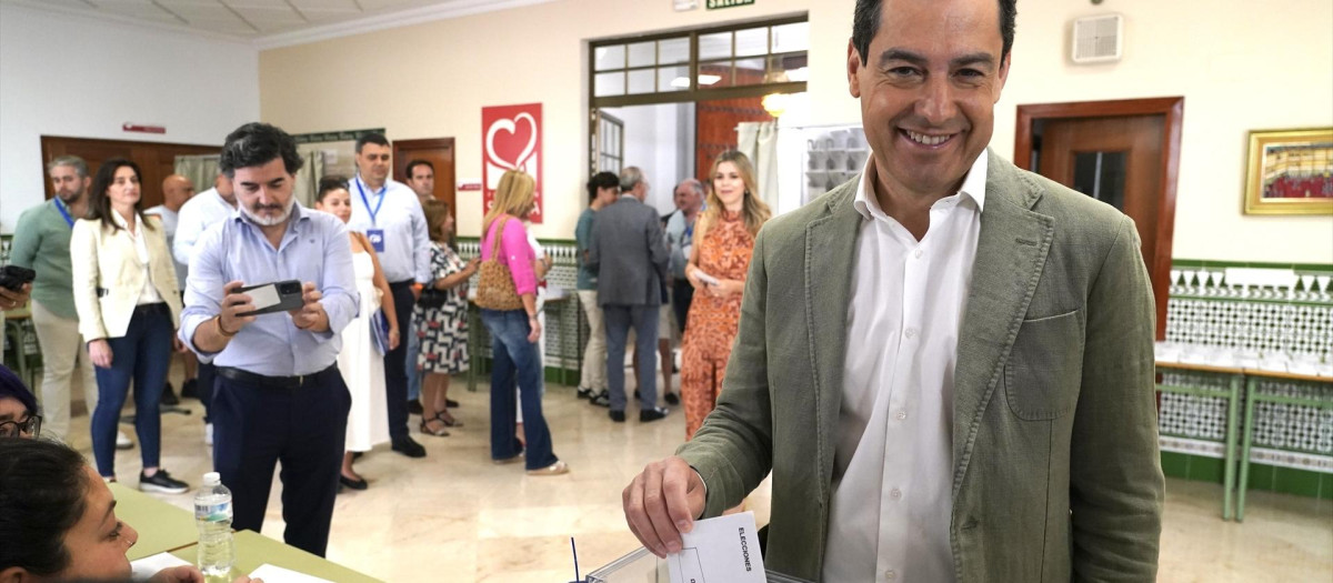 (Foto de ARCHIVO)
El presidente de la Junta de Andalucía, Juanma Moreno, ejerce su derecho al voto, a 9 de junio de 2024, en Málaga (Andalucía, España). Hoy tienen lugar las elecciones europeas de 2024 en España. Más de 38 millones de españoles están llamados a pasar por las urnas en unos comicios en los que se eligen a 61 eurodiputados al Parlamento Europeo. El partido político más numeroso es el Partido Popular Europeo, con 177 parlamentarios, seguido del Grupo de la Alianza Progresista de Socialistas y Demócratas (143), mientras que el más pequeño es el grupo de la Izquierda, con 37 representantes.

Álex Zea / Europa Press
09/6/2024