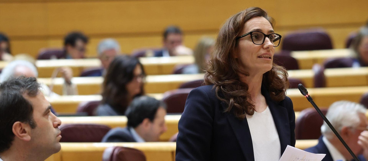 La ministra de Sanidad, Mónica García, interviene durante una sesión plenaria en el Senado