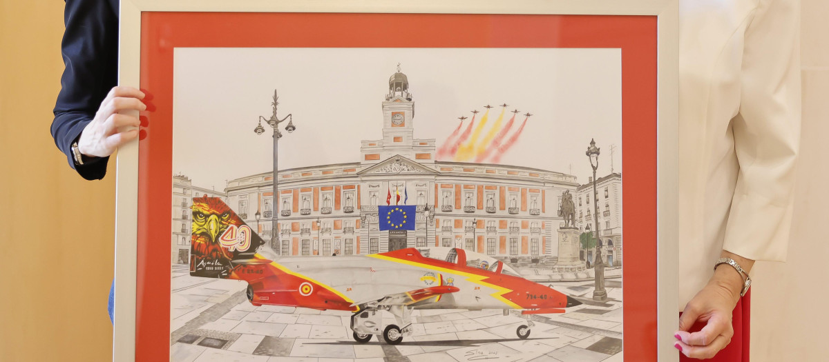 El cuadro de la Patrulla Águila en Sol con el que ha sido obsequiada Isabel Díaz Ayuso