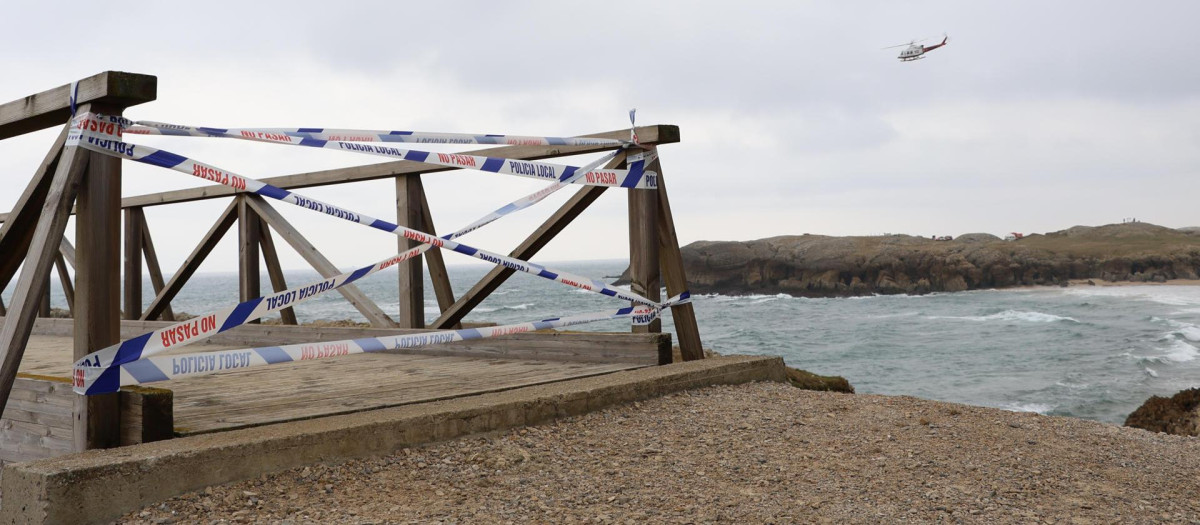 Precinto policial para impedir el paso en la pasarela de la senda costera de Cabo Mayor a la playa de La Maruca, en Santander