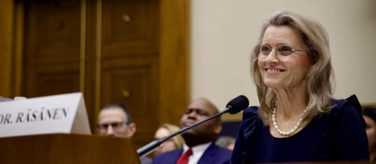 Päivi Räsänen declarando en el Congreso de los EE.UU.