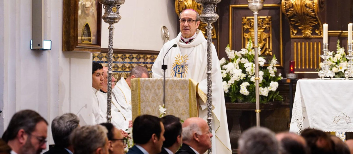 El obispo de Córdoba, Jesús Fernández, en su homilía ante la Virgen de los Dolores