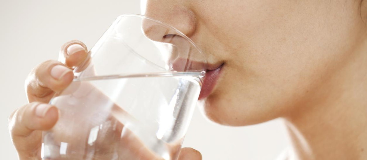 Mujer bebiendo agua