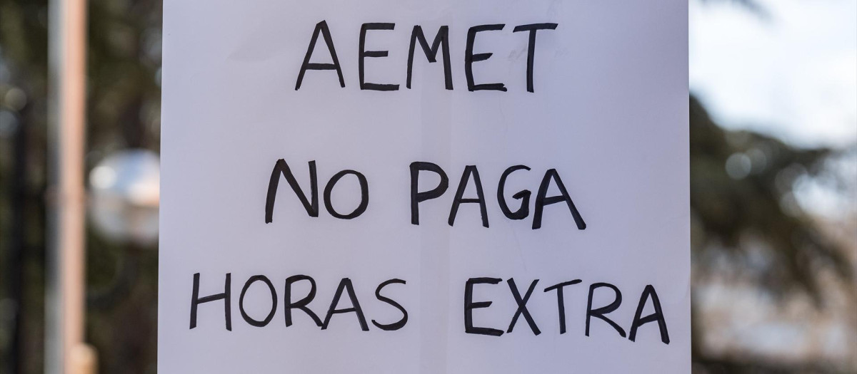 Un cartel durante una concentración, en la sede de la Aemet