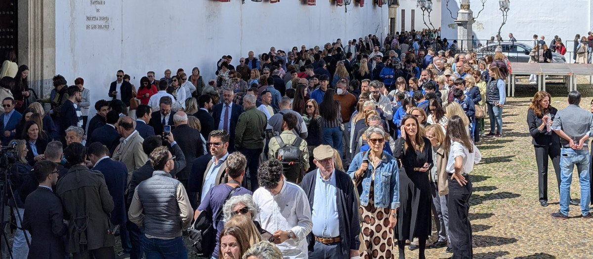 Ambiente en la plaza de Capuchinos este Viernes de Dolores