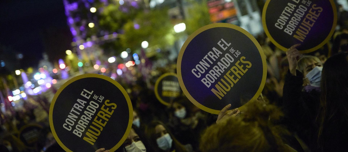 Algunas de las pancartas en una manifestación convocada por Movimiento Feminista contra la violencia machista