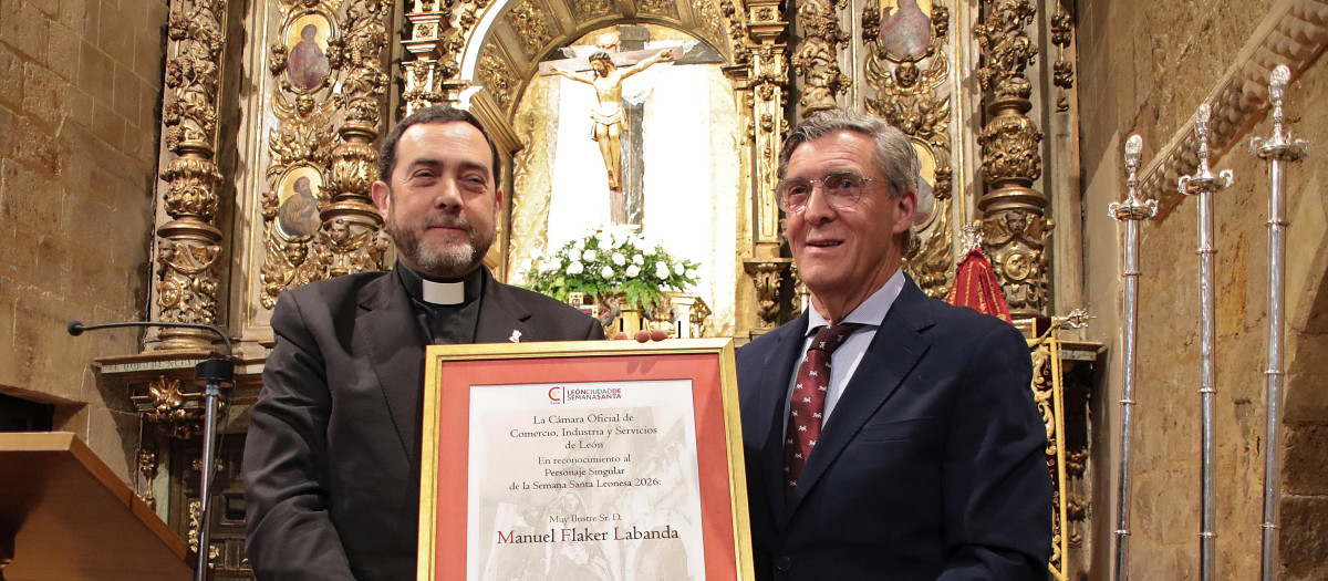 Acto de entrega de la distinción de Personaje Singular de la Semana Santa de León a Manuel Fláker