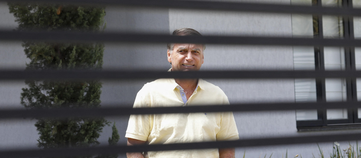 El expresidente brasileño Jair Bolsonaro hace un gesto desde su residencia en Brasilia
