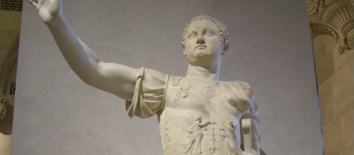 Estatua del emperador Tito situada en el Museo del Louvre